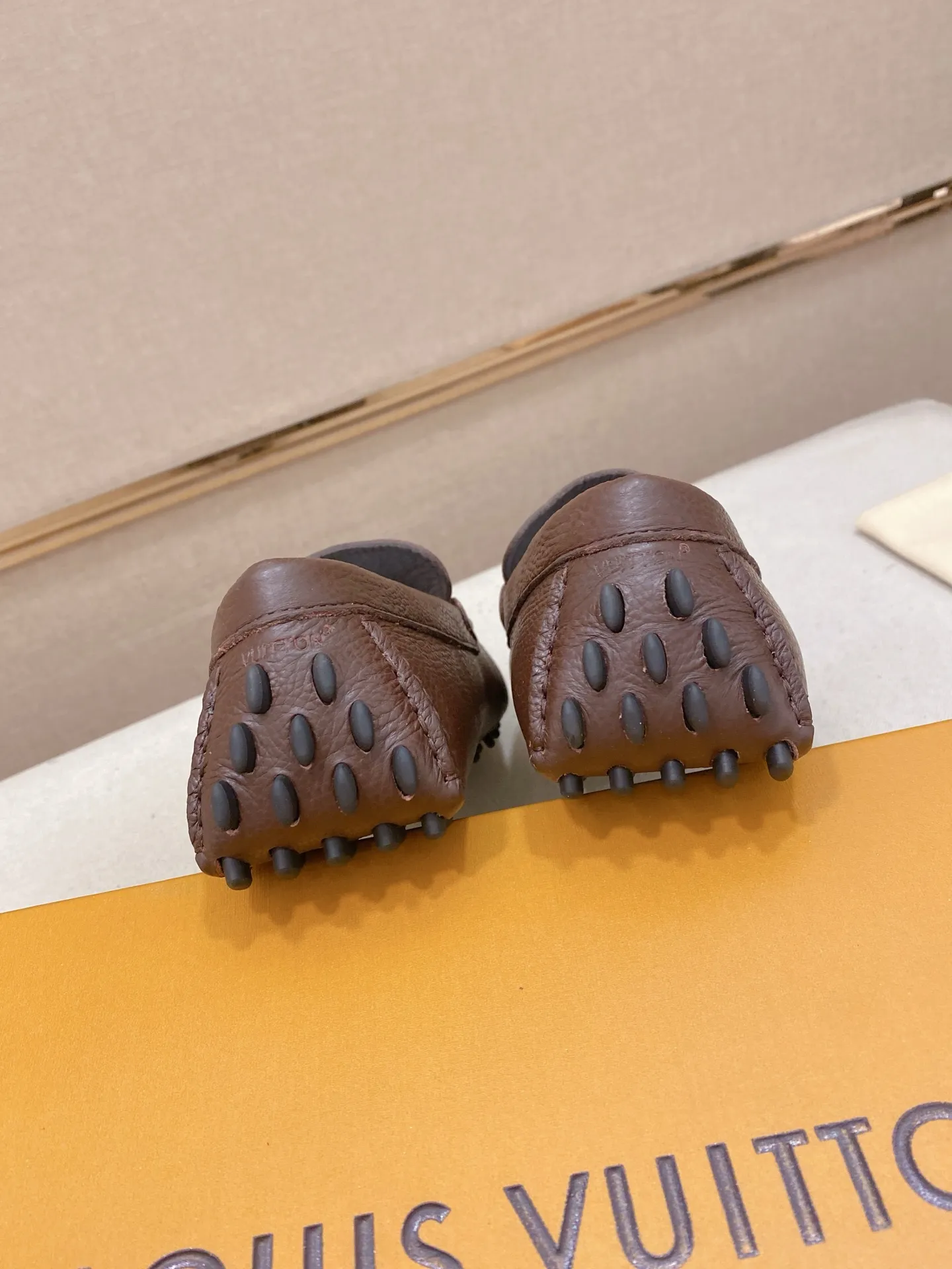 Factory price: 500💰High-end quality! LV 🆕🆕Exclusive hot-selling products in stock🔥🔥New products on the shelves, high-quality Ferragamo men's pea shoes, high-end casual driving shoes, with complete packaging! 💪 💪 Material: imported pebbled first-layer cowhide 🐂 + imported high-quality buffalo leather lining + wear-resistant outsole 👍🏻👍🏻 Features: high-end and comfortable, purely handmade 🚀 🚀 Create the perfect shoe that suits you best 🔥 🔥 Size: (38-44) 45 standard size can be customized!